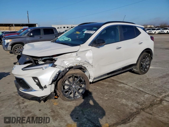 2024 Buick Encore GX Sport Touring с VIN KL4AMESL4RB197487, выставлен на аукционе Copart как лот 46664015 с пробегом 6 977 миль миль и Списание • Salvage title. История ставок и продаж доступна на DreamBid. Изображение 1.