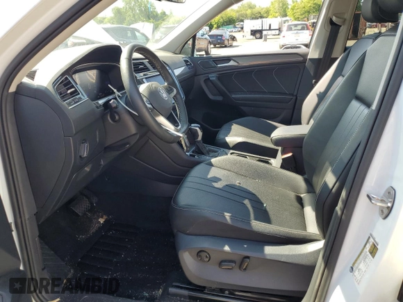 2024 Volkswagen Tiguan SE z VIN 3VVMB7AXXRM073047, wystawiony jako Copart lot #58958515 z przebiegiem 23 180 mil mil oraz Szkoda całkowita • Salvage title. Historia ofert i sprzedaży dostępna na DreamBid. Obrazek 7.
