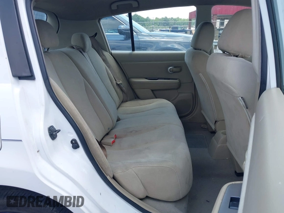 2010 Nissan Versa SL z VIN 3N1BC1CP3AL445757, wystawiony jako IAAI lot #42663321 z przebiegiem 186 076 mil mil oraz . Historia ofert i sprzedaży dostępna na DreamBid. Obrazek 8.