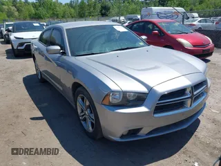 2013 Dodge Charger SXT z VIN 2C3CDXJG9DH678838, wystawiony jako IAAI lot #42420135 z przebiegiem 134 085 mil mil oraz . Historia ofert i sprzedaży dostępna na DreamBid. Obrazek 1.