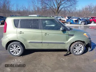 2013 Kia Soul + z VIN KNDJT2A67D7518517, wystawiony jako IAAI lot #41672301 z przebiegiem Nie podano mil oraz . Historia ofert i sprzedaży dostępna na DreamBid. Obrazek 12.