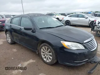 2012 Chrysler 200 Touring z VIN 1C3CCBBB2CN331074, wystawiony jako IAAI lot #42203585 z przebiegiem 176 766 mil mil oraz . Historia ofert i sprzedaży dostępna na DreamBid. Obrazek 1.