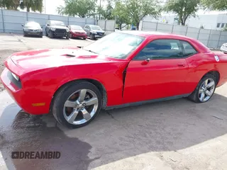 2009 Dodge Challenger R/T z VIN 2B3LJ54T89H588042, wystawiony jako IAAI lot #42122055 z przebiegiem Nie podano mil oraz . Historia ofert i sprzedaży dostępna na DreamBid. Obrazek 6.