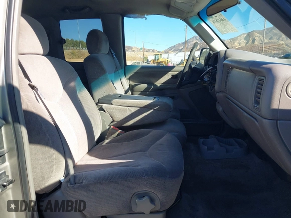 2000 GMC New Sierra 1500 SL with VIN 2GTEC19V6Y1136571, listed as a IAAI auction lot 41043650 with 206,367 mi miles. Bid and sale history available at carsss.com. Image 5.