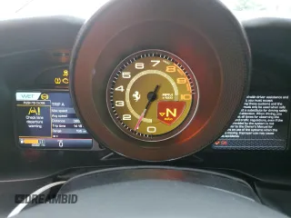 2020 Ferrari F8 z VIN ZFF92LLAXL0252707, wystawiony jako Copart lot #43547204 z przebiegiem 4092 mil mil oraz . Historia ofert i sprzedaży dostępna na DreamBid. Obrazek 9.