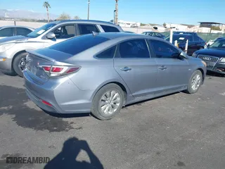 2017 Hyundai Sonata Hybrid SE with VIN KMHE24L11HA045879, listed as a IAAI auction lot 41841807 with 220,755 mi miles. Bid and sale history available at carsss.com. Image 4.