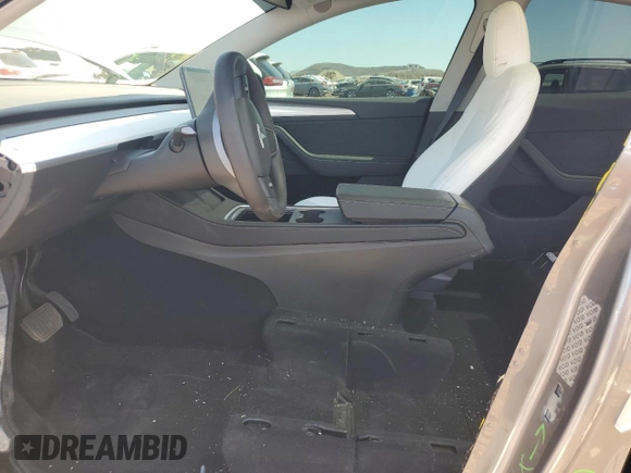 2024 Tesla Model Y Long Range z VIN 7SAYGDEE6RA322800, wystawiony jako Copart lot #49470595 z przebiegiem 16 372 mil mil oraz Szkoda całkowita • Salvage title. Historia ofert i sprzedaży dostępna na DreamBid. Obrazek 7.