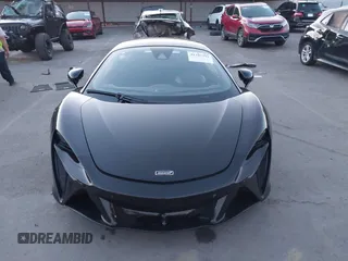 2023 McLaren Artura z VIN SBM16AEA4PW001449, wystawiony jako IAAI lot #41347791 z przebiegiem 4703 mil mil oraz . Historia ofert i sprzedaży dostępna na DreamBid. Obrazek 12.