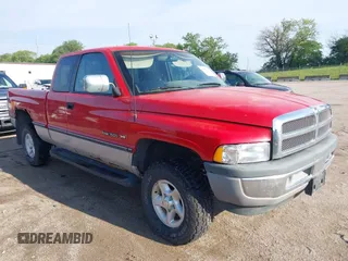 1997 Dodge 1500 z VIN 3B7HF13Z8VG721977, wystawiony jako IAAI lot #42427030 z przebiegiem 132 457 mil mil oraz . Historia ofert i sprzedaży dostępna na DreamBid. Obrazek 1.