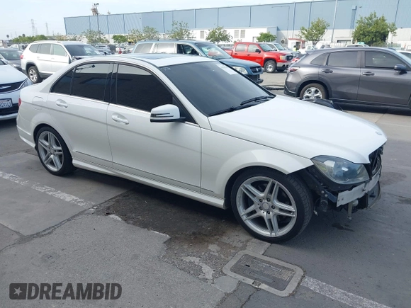 2013 Mercedes-Benz C 300 Sport z VIN WDDGF8AB0DA779904, wystawiony jako IAAI lot #42278212 z przebiegiem 156 354 mil mil oraz . Historia ofert i sprzedaży dostępna na DreamBid. Obrazek 1.