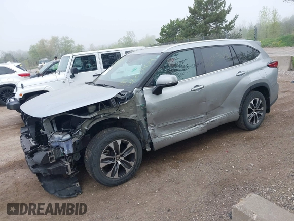 2021 Toyota Highlander XLE with VIN 5TDGZRBH5MS538188, listed as a IAAI auction lot 42257104 with 55,701 mi miles and . Bid and sale history available at DreamBid. Image 2.