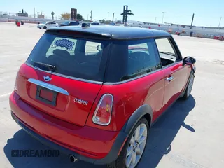 2005 MINI Hardtop z VIN WMWRC33485TJ65604, wystawiony jako IAAI lot #42239566 z przebiegiem 145 149 mil mil oraz . Historia ofert i sprzedaży dostępna na DreamBid. Obrazek 4.