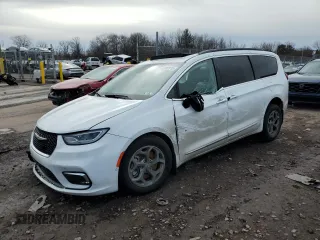 2023 Chrysler Pacifica Limited with VIN 2C4RC3GG3PR580492, listed as a Copart auction lot 43747715 with 16,983 mi miles and Salvage title. Bid and sale history available at DreamBid. Image 1.
