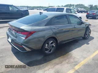 2025 Hyundai Elantra SEL Sport z VIN KMHLM4DG4SU980596, wystawiony jako IAAI lot #42295412 z przebiegiem 28 mil mil oraz . Historia ofert i sprzedaży dostępna na DreamBid. Obrazek 4.
