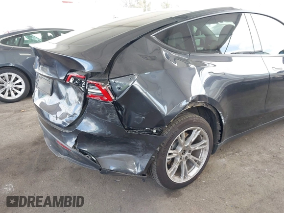 2024 Tesla Model Y Long Range z VIN 7SAYGDEE2RF069588, wystawiony jako IAAI lot #42024180 z przebiegiem 13 230 mil mil oraz . Historia ofert i sprzedaży dostępna na DreamBid. Obrazek 6.