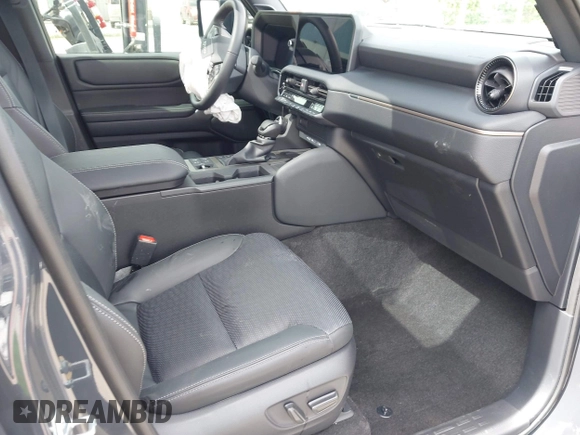 2024 Toyota Land Cruiser z VIN JTEABFAJ0R5007650, wystawiony jako IAAI lot #41981390 z przebiegiem 5 629 mil mil oraz . Historia ofert i sprzedaży dostępna na DreamBid. Obrazek 5.