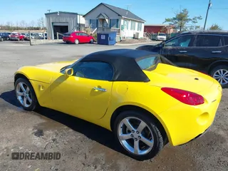 2007 Pontiac Solstice z VIN 1G2MB35B87Y138649, wystawiony jako IAAI lot #41791311 z przebiegiem 65 740 mil mil oraz . Historia ofert i sprzedaży dostępna na DreamBid. Obrazek 3.