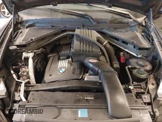 2008 BMW X5 3.0si z VIN 5UXFE43528L000990, wystawiony jako IAAI lot #41904741 z przebiegiem Nie podano mil oraz . Historia ofert i sprzedaży dostępna na DreamBid. Obrazek 10.