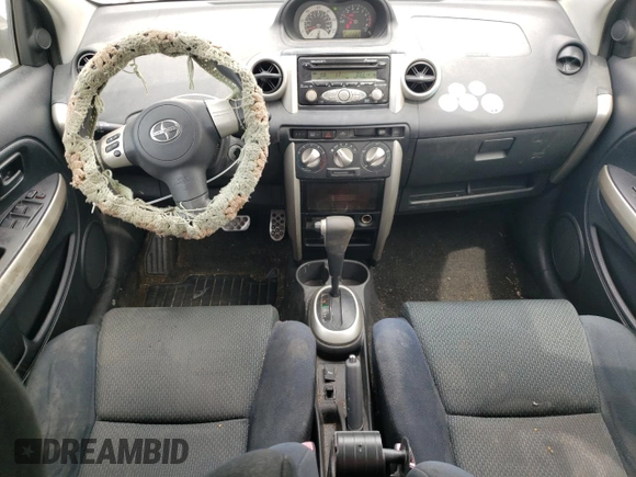 2006 Scion xA z VIN JTKKT624060141526, wystawiony jako Copart lot #57672265 z przebiegiem 212 884 mil mil oraz Czysty tytuł • Clean title. Historia ofert i sprzedaży dostępna na DreamBid. Obrazek 8.