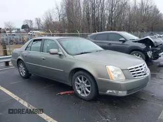 2010 Cadillac DTS 1SC z VIN 1G6KD5EY3AU134362, wystawiony jako IAAI lot #41579786 z przebiegiem 131 969 mil mil oraz . Historia ofert i sprzedaży dostępna na DreamBid. Obrazek 1.