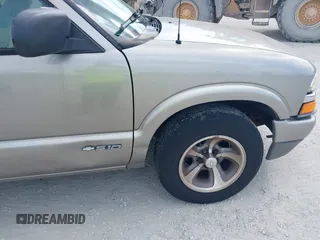 2000 Chevrolet S-10 LS with VIN 1GCCS1942YK156897, listed as a IAAI auction lot 41709047 with 131,331 mi miles. Bid and sale history available at carsss.com. Image 13.