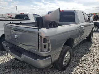 2024 Ram 2500 Laramie z VIN 3C6UR5FLXRG104906, wystawiony jako Copart lot #55327515 z przebiegiem 23 990 mil mil oraz Szkoda całkowita • Salvage title. Historia ofert i sprzedaży dostępna na DreamBid. Obrazek 3.
