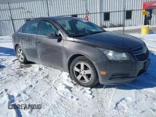 2014 Chevrolet Cruze 1LT z VIN 1G1PC5SB0E7419345, wystawiony jako IAAI lot #41412379 z przebiegiem 114 282 mil mil oraz . Historia ofert i sprzedaży dostępna na DreamBid. Obrazek 1.