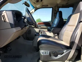 2005 Ford Excursion Eddie Bauer z VIN 1FMNU45S45EB52638, wystawiony jako Copart lot #56844915 z przebiegiem 213 252 mil mil oraz Nie do naprawy • Non repairable. Historia ofert i sprzedaży dostępna na DreamBid. Obrazek 7.