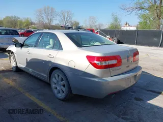 2009 Lincoln MKZ z VIN 3LNHM26TX9R617077, wystawiony jako IAAI lot #41983859 z przebiegiem 104 680 mil mil oraz . Historia ofert i sprzedaży dostępna na DreamBid. Obrazek 3.