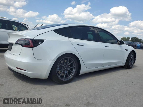2021 Tesla Model 3 Standard Range Plus z VIN 5YJ3E1EA1MF064335, wystawiony jako Copart lot #57133955 z przebiegiem 60 024 mil mil oraz Szkody całkowita. Historia ofert i sprzedaży dostępna na DreamBid. Obrazek 3.