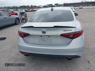 2021 Alfa Romeo Giulia z VIN ZARFAMAN8M7647659, wystawiony jako IAAI lot #41721671 z przebiegiem 49 213 mil mil oraz . Historia ofert i sprzedaży dostępna na DreamBid. Obrazek 16.