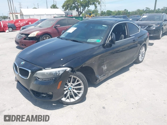 2015 BMW 2 Series 228i z VIN WBA1F5C57FV256426, wystawiony jako IAAI lot #42083806 z przebiegiem 145 969 mil mil oraz . Historia ofert i sprzedaży dostępna na DreamBid. Obrazek 2.