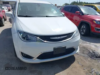 2019 Chrysler Pacifica Touring Plus z VIN 2C4RC1FG5KR541627, wystawiony jako IAAI lot #41846726 z przebiegiem 97 086 mil mil oraz . Historia ofert i sprzedaży dostępna na DreamBid. Obrazek 12.