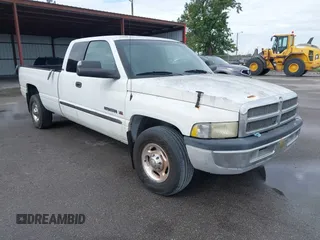2000 Dodge 2500 z VIN 3B7KC23Z3YG106911, wystawiony jako IAAI lot #42250441 z przebiegiem 162 349 mil mil oraz . Historia ofert i sprzedaży dostępna na DreamBid. Obrazek 1.