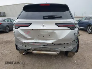 2025 Mitsubishi Outlander SEL z VIN JA4J3VA81SZ015726, wystawiony jako IAAI lot #42392744 z przebiegiem 4004 mil mil oraz . Historia ofert i sprzedaży dostępna na DreamBid. Obrazek 18.