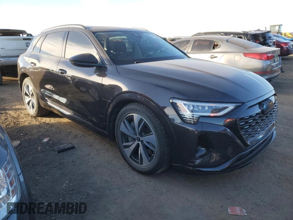 2024 Audi Q8 e-tron Premium z VIN WA14AAGE5RB042214, wystawiony jako Copart lot #81625384 z przebiegiem 20 296 mil mil oraz Szkoda całkowita • Salvage title. Historia ofert i sprzedaży dostępna na DreamBid. Obrazek 4.