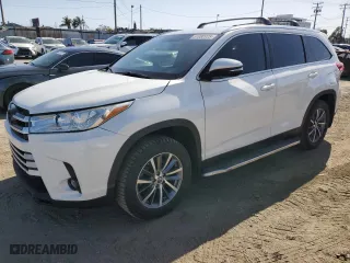 2019 Toyota Highlander SE with VIN 5TDJZRFH3KS943706, listed as a Copart auction lot 51982925 with 62,596 mi miles and Salvage Title. Bid and sale history available at carsss.com. Image 1.