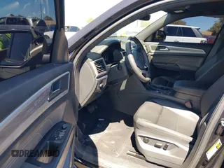 2023 Volkswagen Atlas SE z VIN 1V2DC2CA0PC206192, wystawiony jako IAAI lot #41856061 z przebiegiem 23 572 mil mil oraz . Historia ofert i sprzedaży dostępna na DreamBid. Obrazek 5.