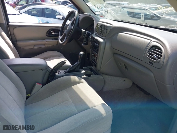 2005 Chevrolet TrailBlazer LS with VIN 1GNET16S156207066, listed as a IAAI auction lot 39877734 with 118,222 mi miles. Bid and sale history available at carsss.com. Image 5.