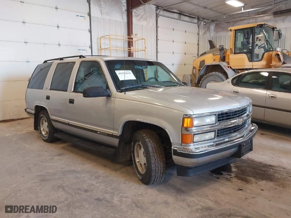 1996 Chevrolet Tahoe Limited with VIN 1GNEC13R4TJ318772, listed as a IAAI auction lot 41953820 with 250,262 mi miles. Bid and sale history available at carsss.com. Image 1.