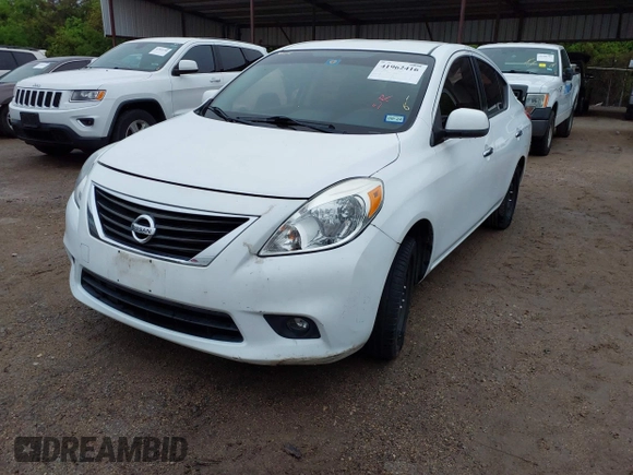 2013 Nissan Versa SV z VIN 3N1CN7AP0DL824093, wystawiony jako IAAI lot #41962416 z przebiegiem 132 846 mil mil oraz . Historia ofert i sprzedaży dostępna na DreamBid. Obrazek 2.