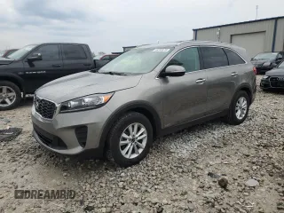 2019 Kia Sorento LX z VIN 5XYPGDA52KG457496, wystawiony jako Copart lot #55393875 z przebiegiem 54 655 mil mil oraz Czysty tytuł • Clean title. Historia ofert i sprzedaży dostępna na DreamBid. Obrazek 1.