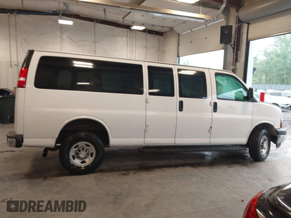 2018 Chevrolet Express Passenger LT z VIN 1GAZGPFG3J1267167, wystawiony jako IAAI lot #42320536 z przebiegiem 81 068 mil mil oraz . Historia ofert i sprzedaży dostępna na DreamBid. Obrazek 13.
