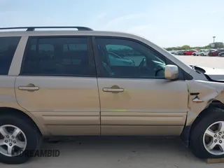 2006 Honda Pilot EX-L with VIN 5FNYF18586B028291, listed as a IAAI auction lot 42040904 with 217,038 mi miles and . Bid and sale history available at carsss.com. Image 14.