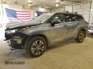 2022 Toyota Highlander XLE z VIN 5TDGZRBH8NS246875, wystawiony jako Copart lot #42030005 z przebiegiem 51 360 mil mil oraz Szkoda całkowita • Salvage title. Historia ofert i sprzedaży dostępna na DreamBid. Obrazek 1.