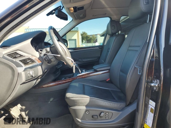 2008 BMW X5 3.0si z VIN 5UXFE43598L001053, wystawiony jako Copart lot #56243905 z przebiegiem 118 089 mil mil oraz Szkoda całkowita • Salvage title. Historia ofert i sprzedaży dostępna na DreamBid. Obrazek 7.