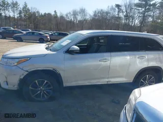2019 Toyota Highlander SE with VIN 5TDJZRFH5KS933386, listed as a IAAI auction lot 41807949 with 49,661 mi miles. Bid and sale history available at carsss.com. Image 14.