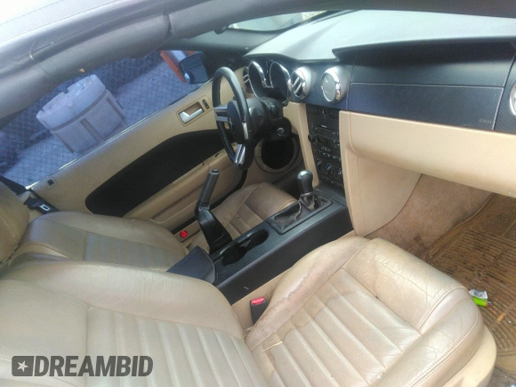 2007 Ford Mustang GT Deluxe z VIN 1ZVHT85H675258993, wystawiony jako IAAI lot #42369351 z przebiegiem 131 247 mil mil oraz . Historia ofert i sprzedaży dostępna na DreamBid. Obrazek 5.