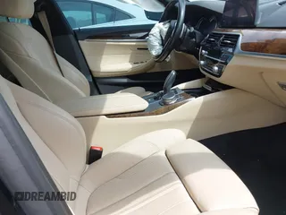 2019 BMW 5 Series 530i z VIN WBAJA5C52KBX87768, wystawiony jako IAAI lot #42029678 z przebiegiem 102 448 mil mil oraz . Historia ofert i sprzedaży dostępna na DreamBid. Obrazek 5.