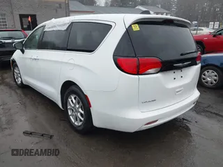 2023 Chrysler Voyager LX z VIN 2C4RC1CGXPR608105, wystawiony jako IAAI lot #41933810 z przebiegiem 10 635 mil mil oraz . Historia ofert i sprzedaży dostępna na DreamBid. Obrazek 3.